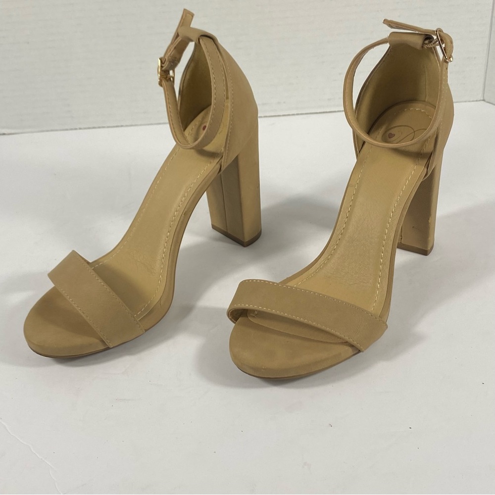 Woman's Heart In D Beige Block Heels Shoes Size 7